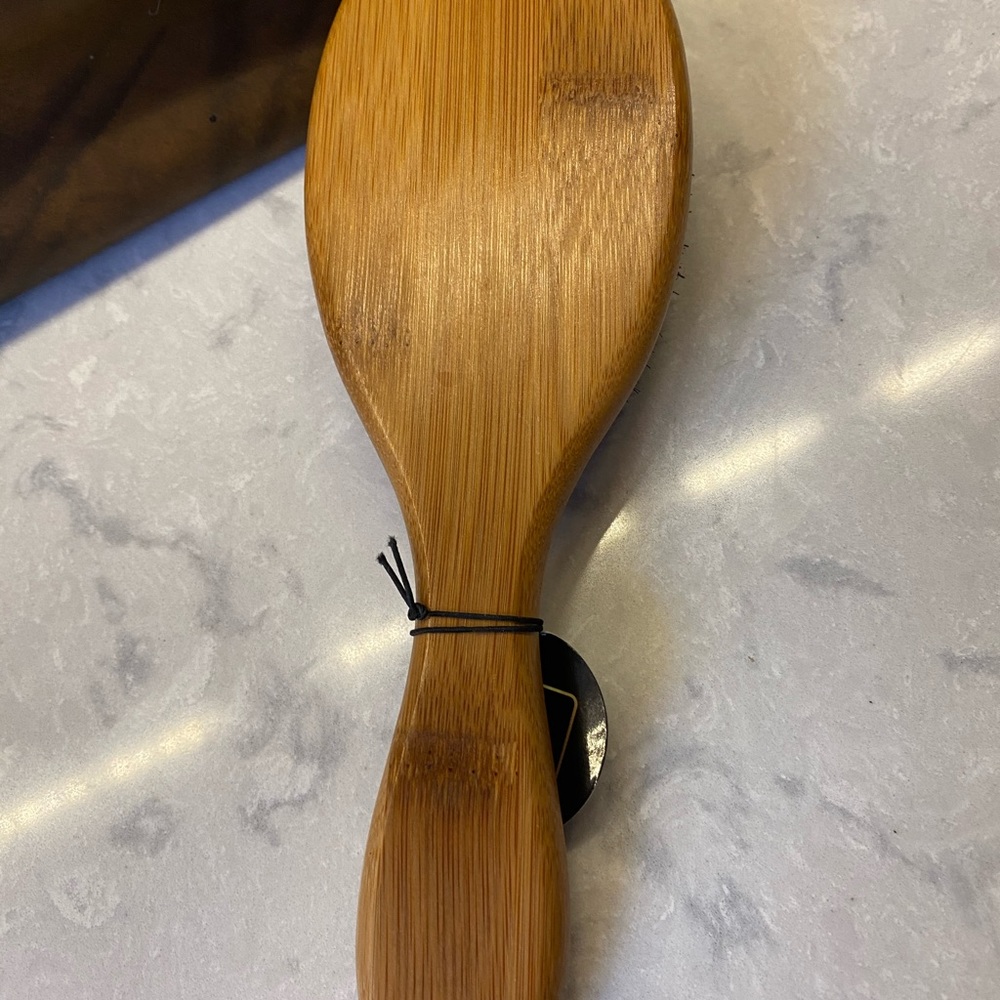 Men’s leather toiletry kit with soft wooden brush. - Picture 6 of 7